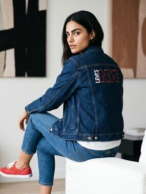 Levi’s Premium Ex Boyfriend NYC Embroidered Denim Trucker Jacket Dark Wash NWOT